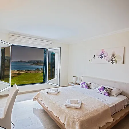 Picture Relaxing Beside Your Private Pool In Reading Your Favourite Book, 1271 Willa *